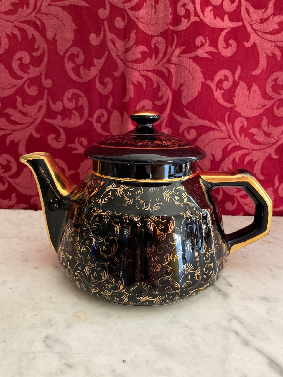 Théière porcelaine noire laquée, vue de dos avec anse
