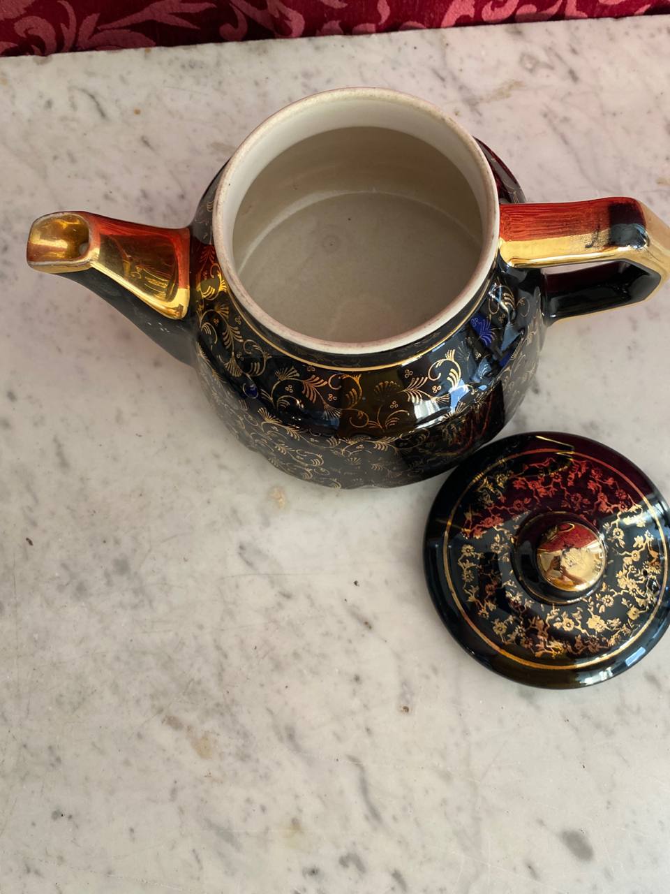 Théière porcelaine noire, vue du dessus couvercle ouvert, intérieur blanc ivoire