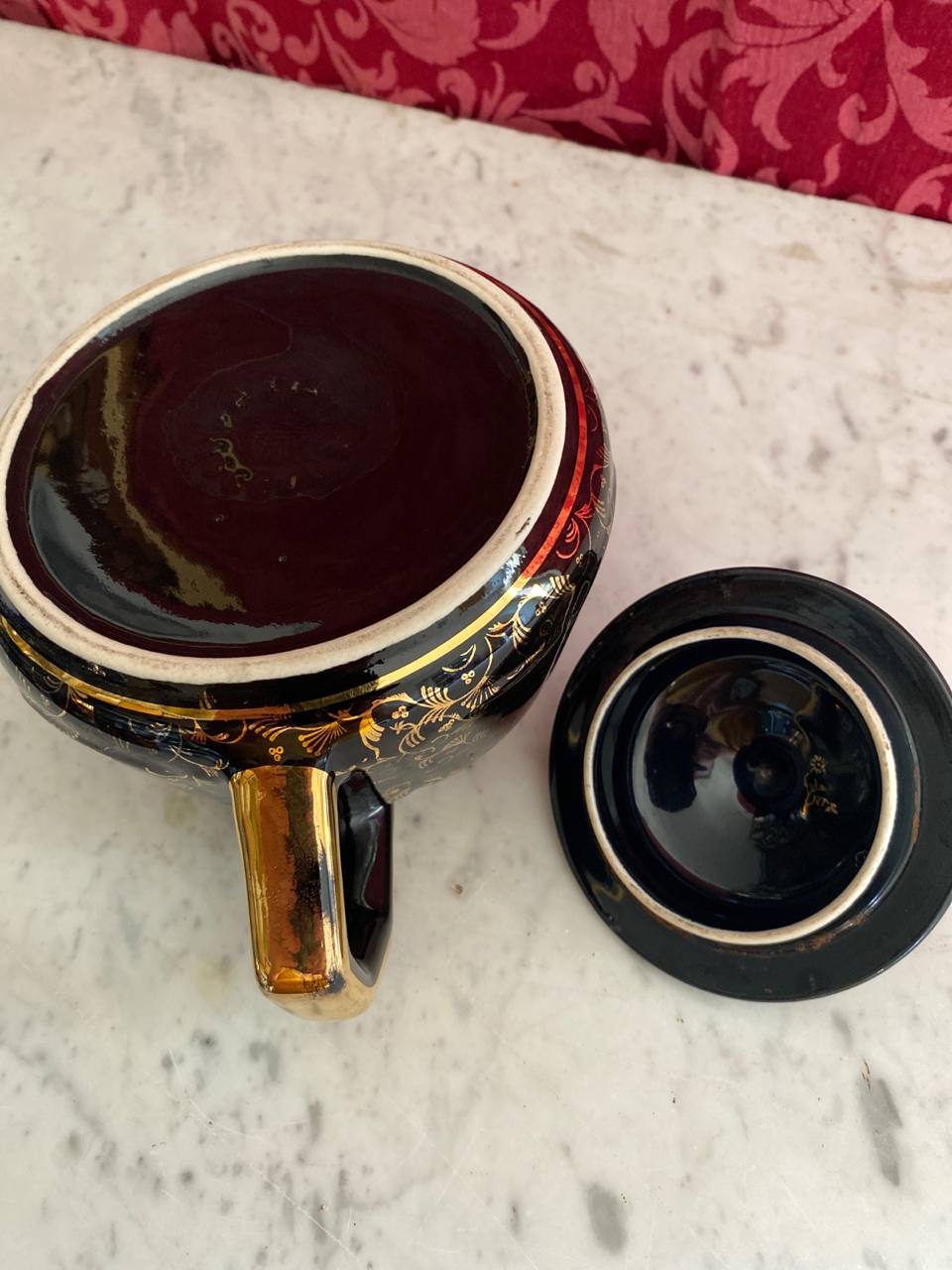 Théière porcelaine noire, vue du dessous couvercle posé à côté
