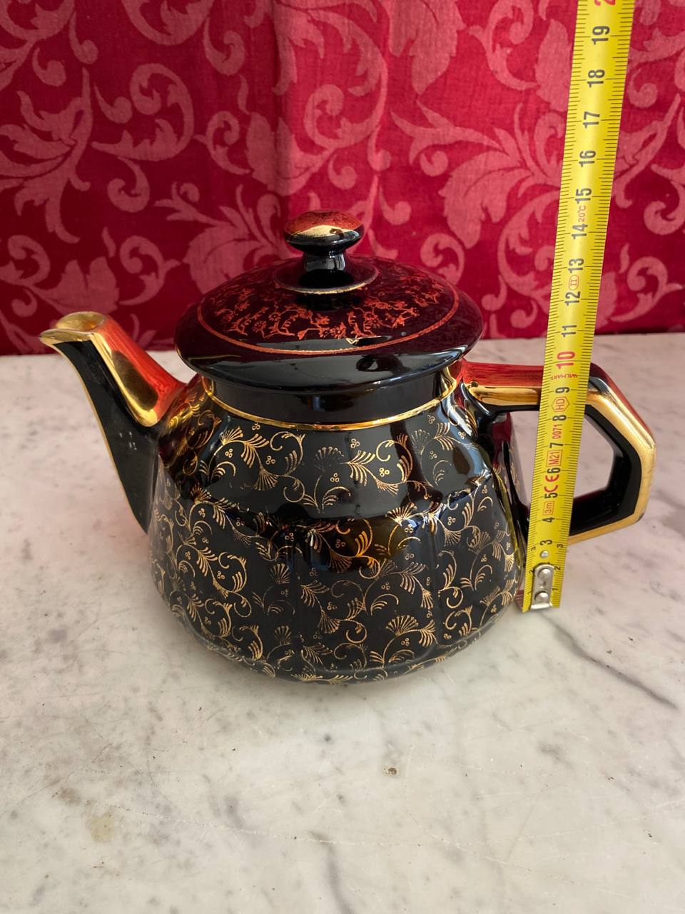 Théière porcelaine noire avec mètre, hauteur 14 cm