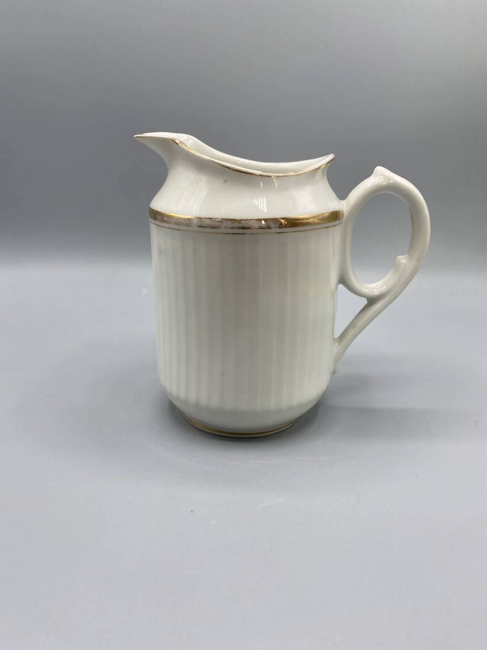 Pot à lait porcelaine ivoire côtelée, vue de face avec bec verseur