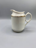 Pot à lait porcelaine ivoire côtelée, vue de face avec bec verseur