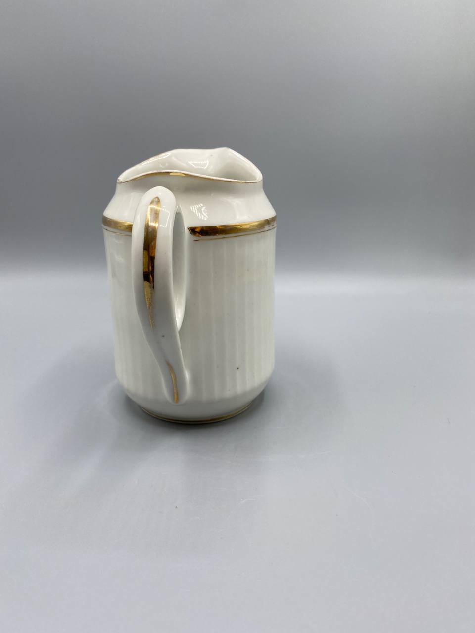 Pot à lait porcelaine ivoire, vue de trois quarts