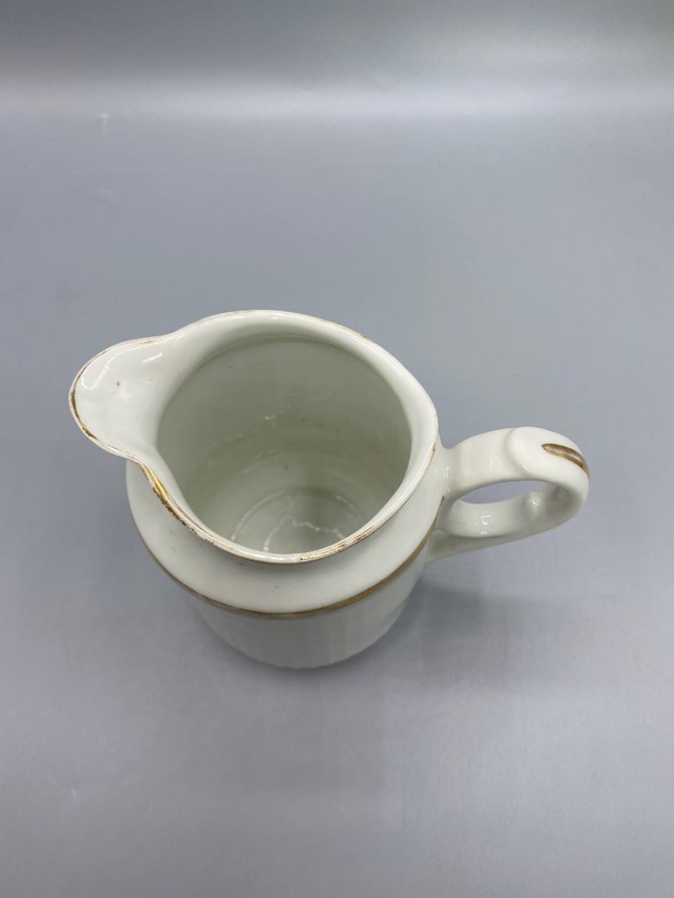 Pot à lait porcelaine ivoire, vue du dessus, intérieur