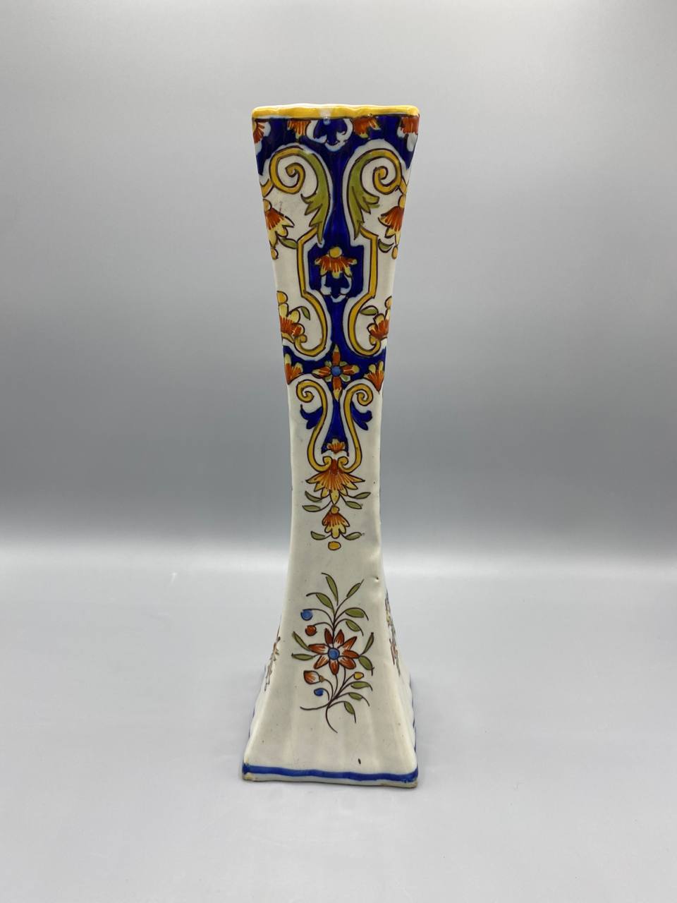 Grand vase cornet faïence, face principale avec décor rouennais polychrome
