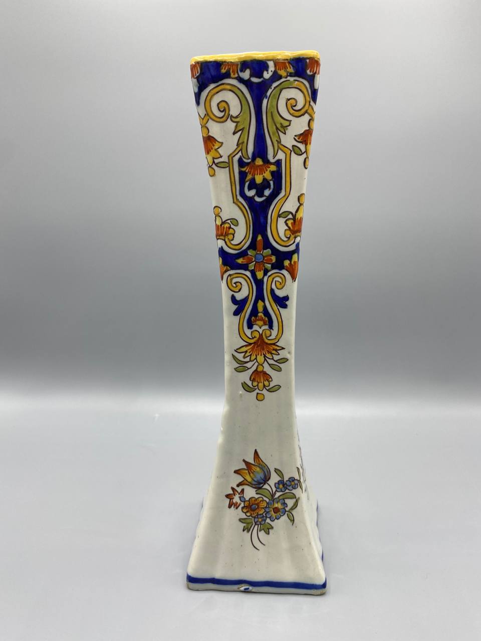 Grand vase cornet faïence, face avec décor floral et rinceaux