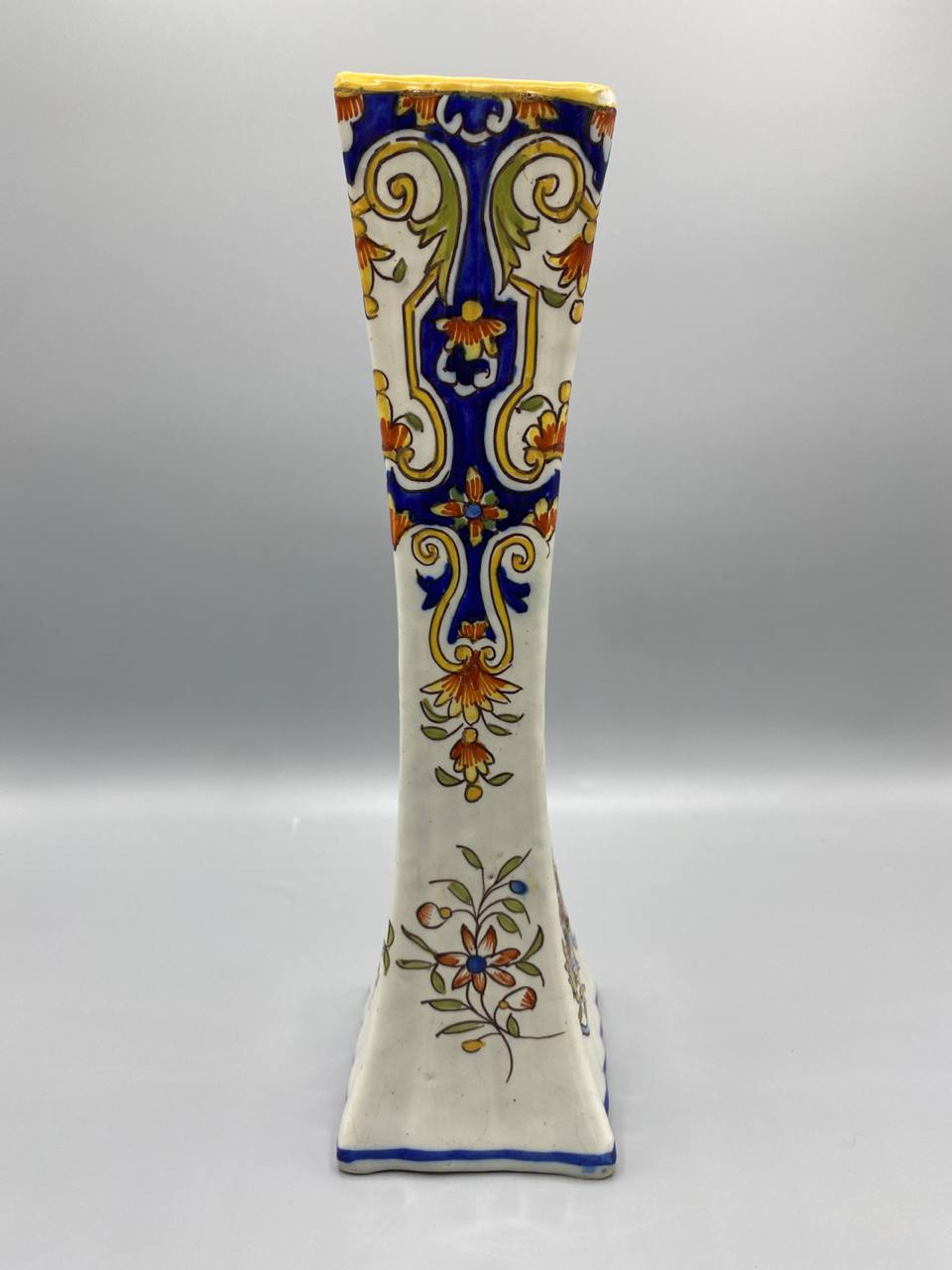 Grand vase cornet faïence, face avec armoiries des Sables-d'Olonne