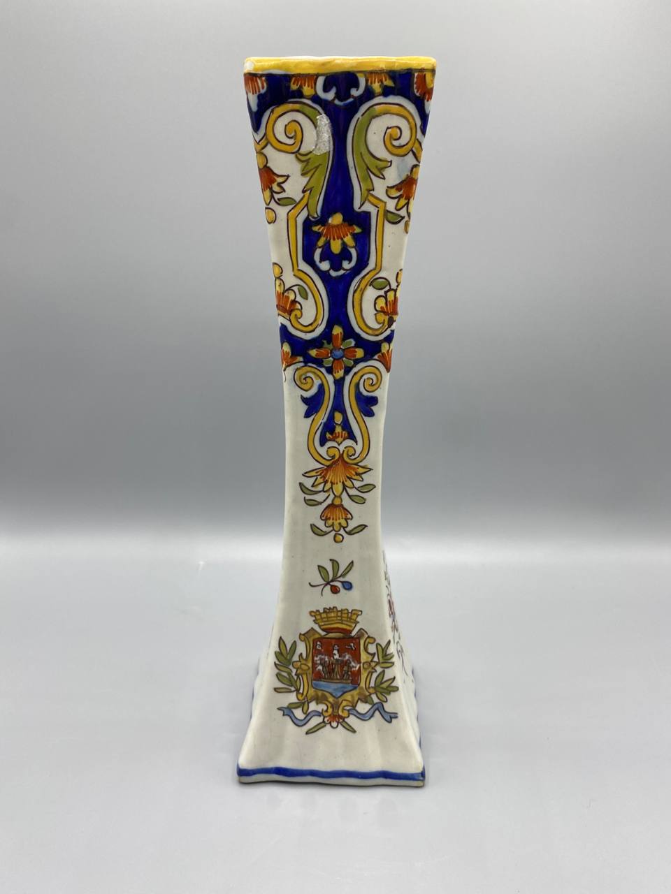 Grand vase cornet faïence, vue du dessus, ouverture carrée