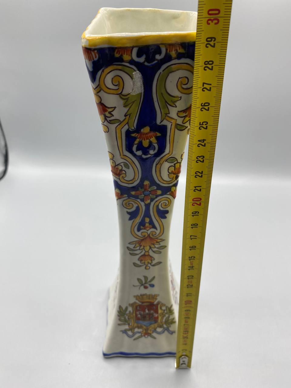 Grand vase cornet faïence, fond avec inscription manuscrite Les Sables d'Olonne et numéro 1899/1