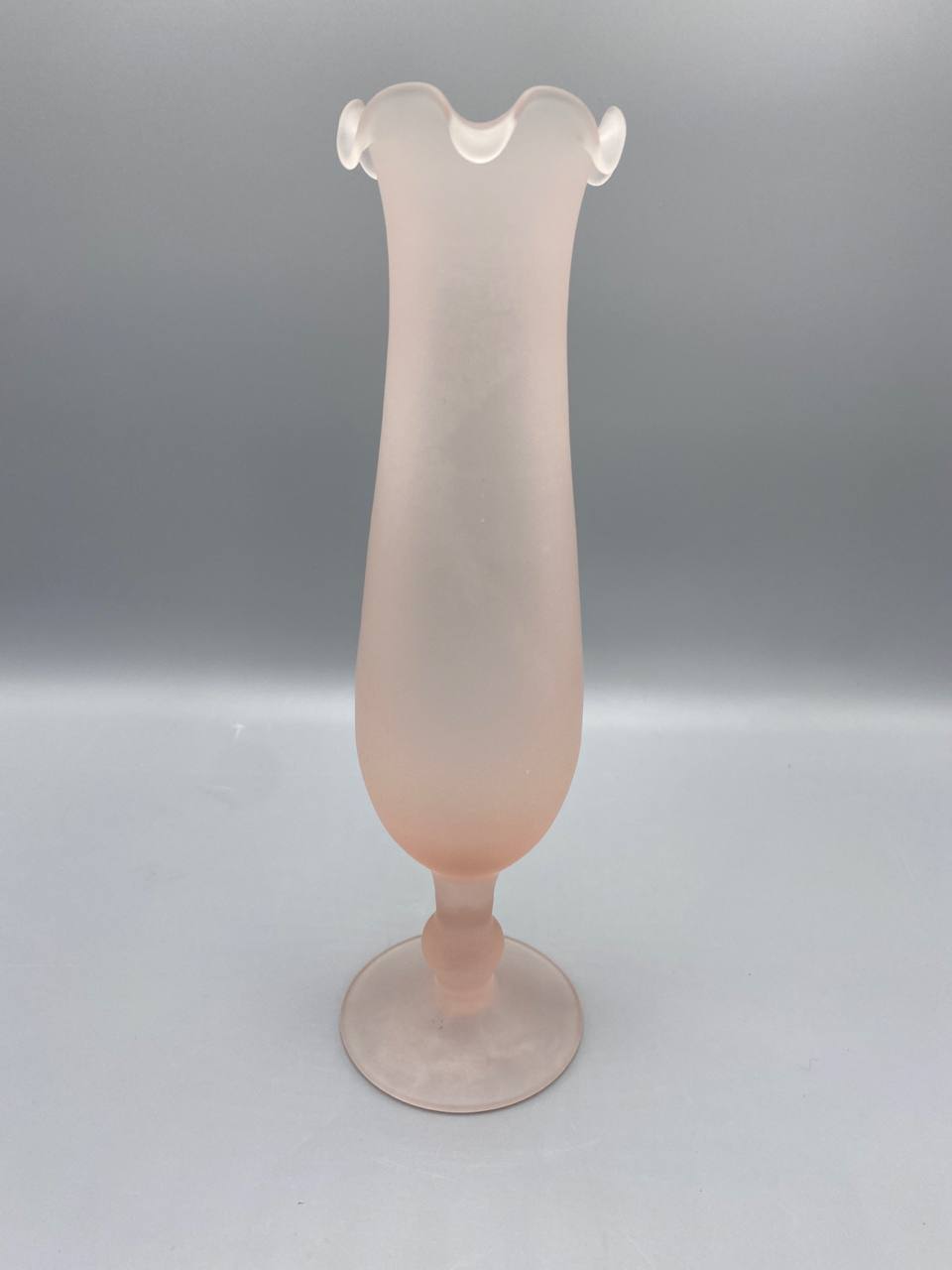 Vase soliflore verre satiné rose, vue de face, silhouette complète