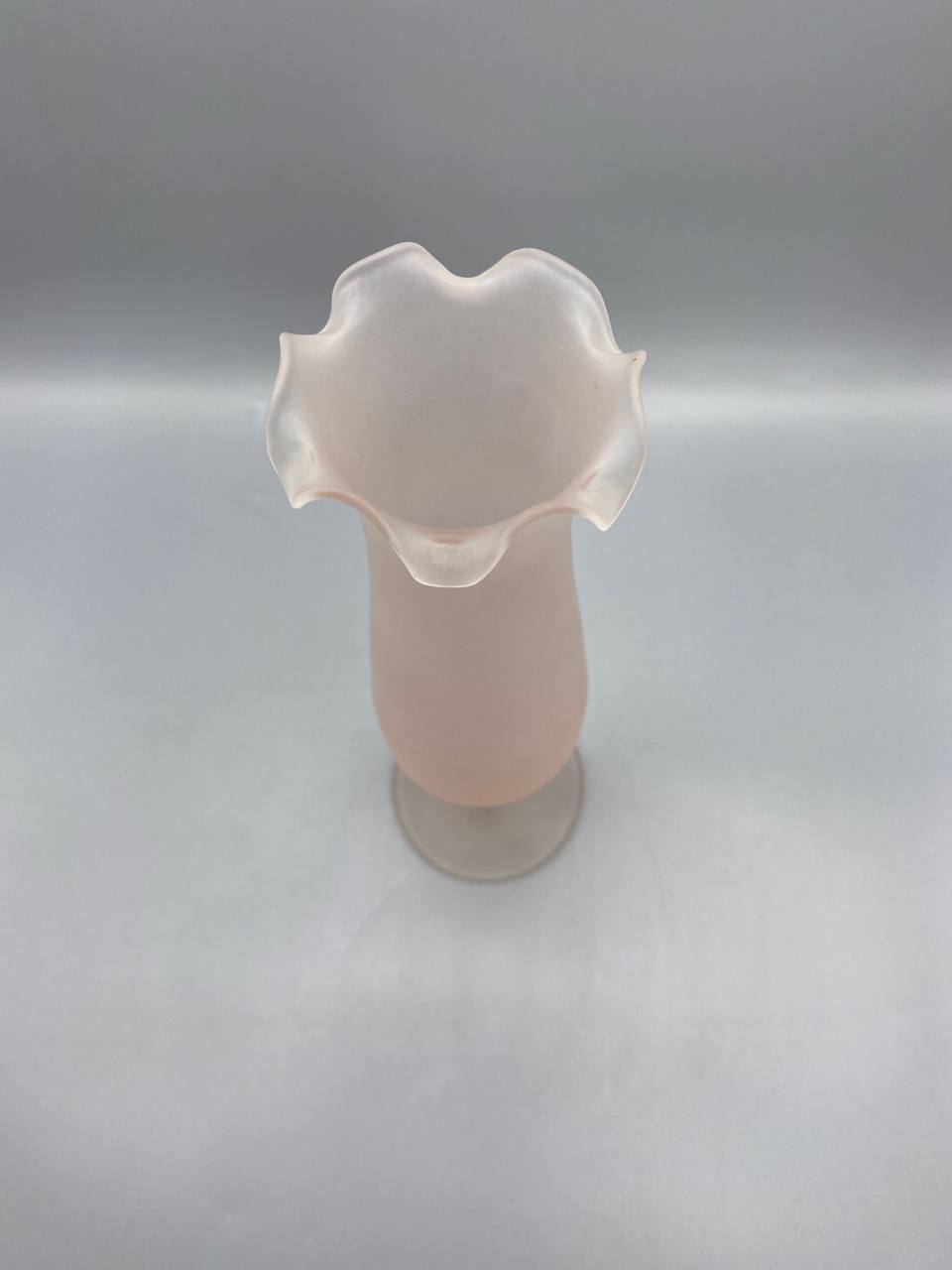 Vase soliflore verre satiné rose, vue du dessus, bord festonné ondulant