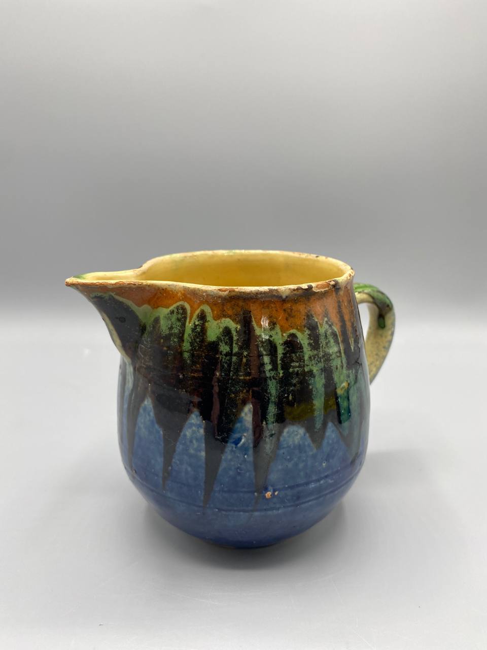 Pot à lait grès émaillé, vue de face, coulures bleu cobalt et brun