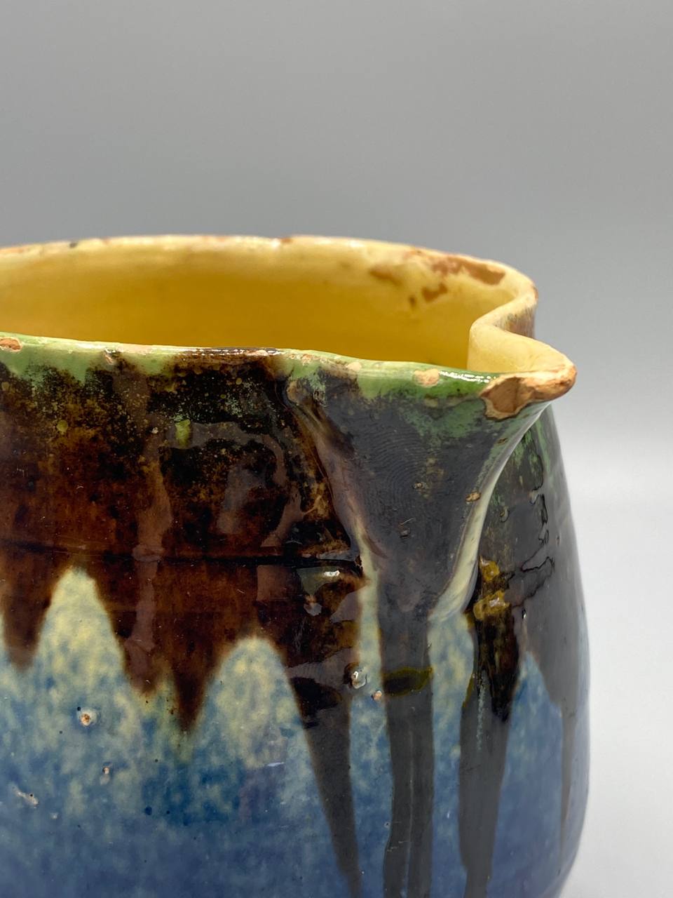 Pot à lait grès émaillé, vue du dessus, intérieur jaune miel