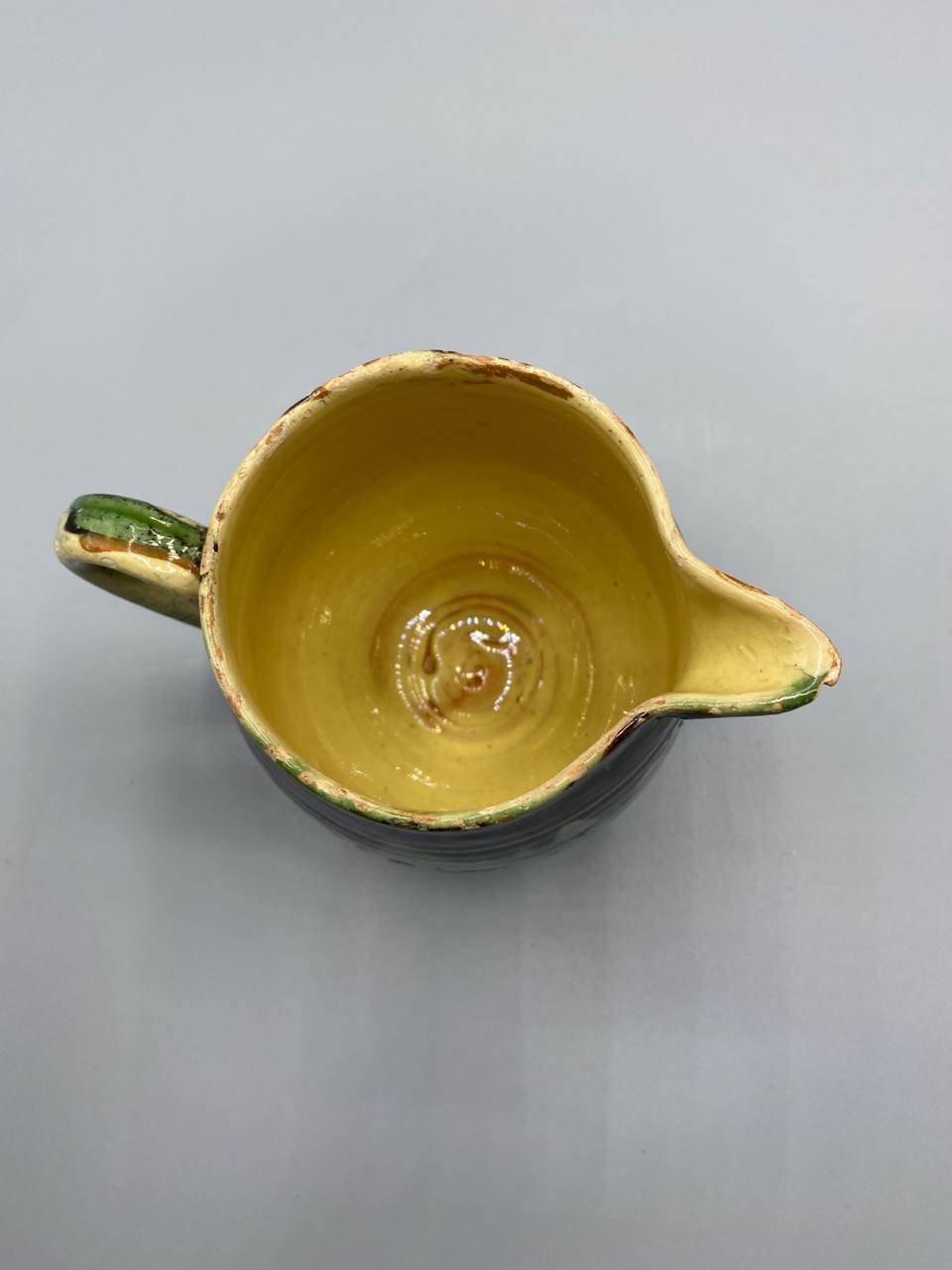 Pot à lait grès émaillé, fond non marqué, terre cuite apparente