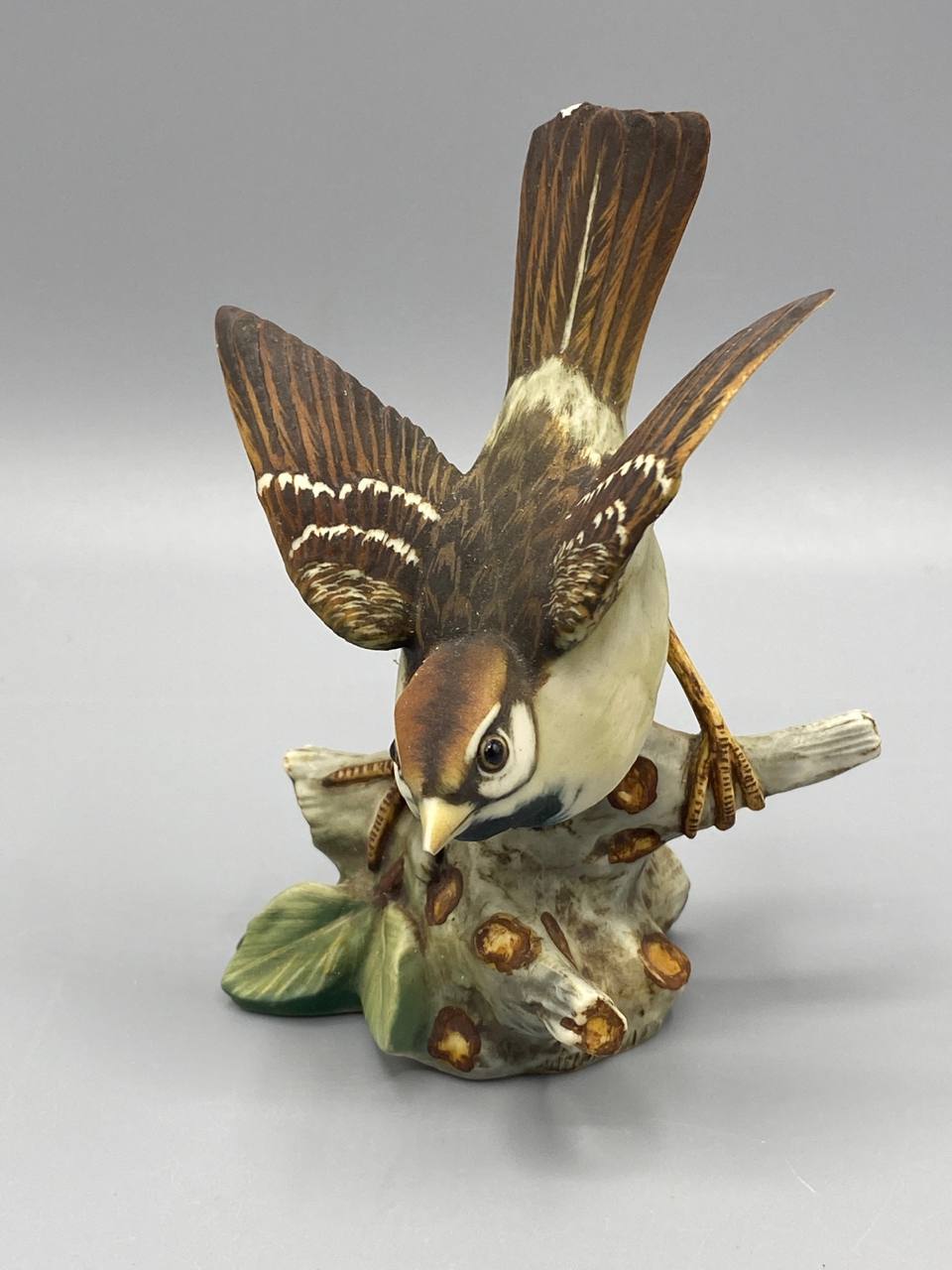 Figurine oiseau biscuit porcelaine signé V. Binoli, vue de face