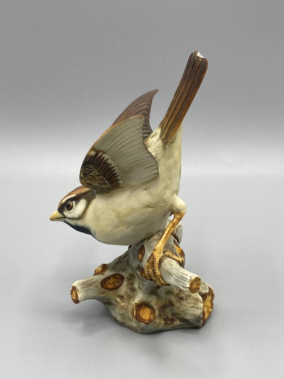 Figurine oiseau biscuit porcelaine signé V. Binoli, vue de profil