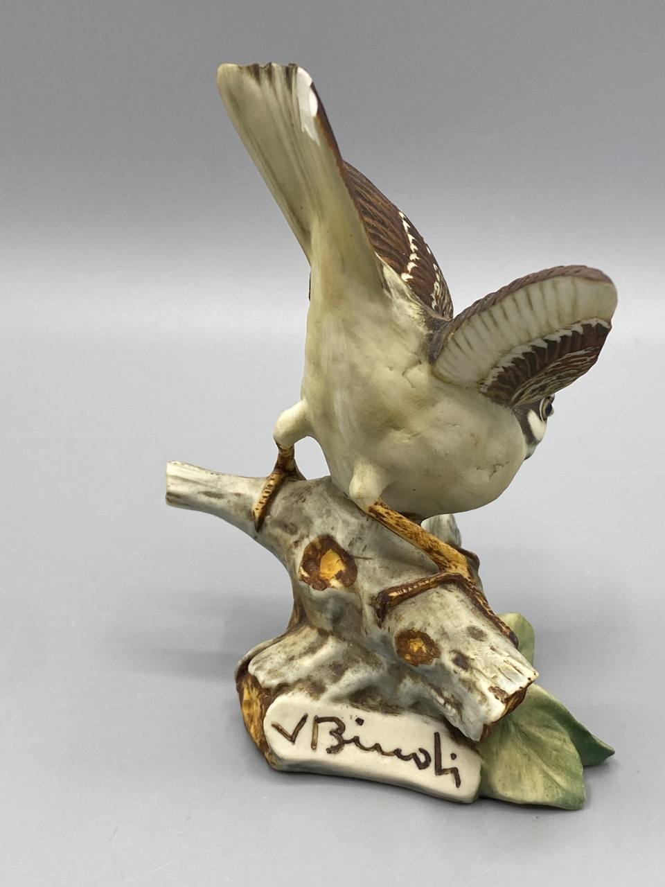 Figurine oiseau biscuit porcelaine, signature V. Binoli sur la base