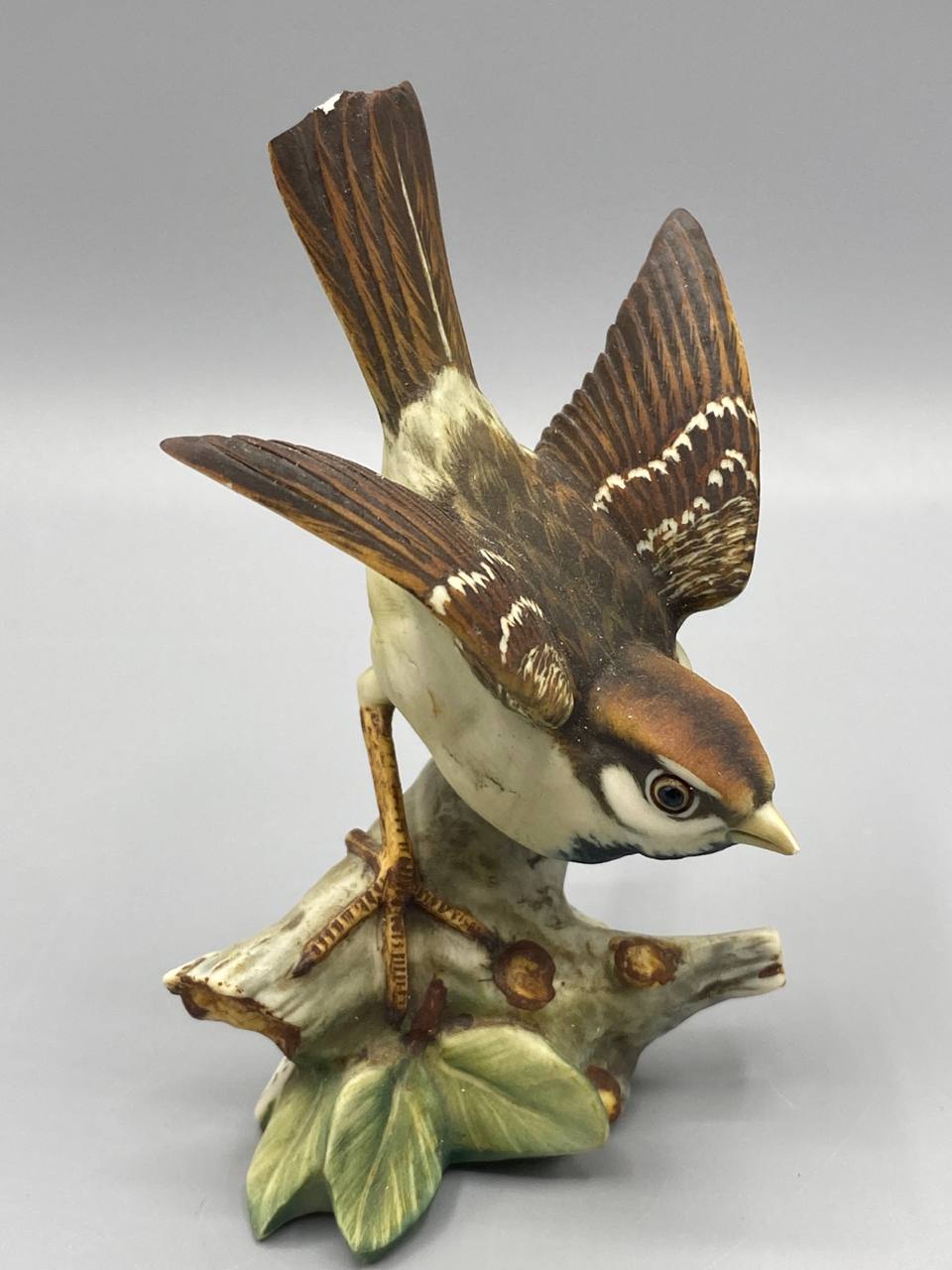 Figurine oiseau biscuit porcelaine signé V. Binoli, vue de trois quarts