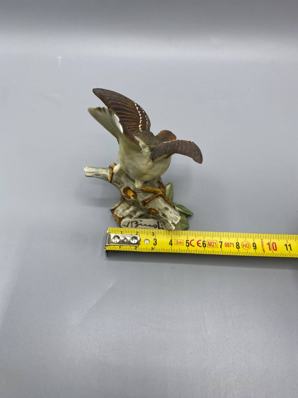 Figurine oiseau biscuit porcelaine, vue de dessous avec signature