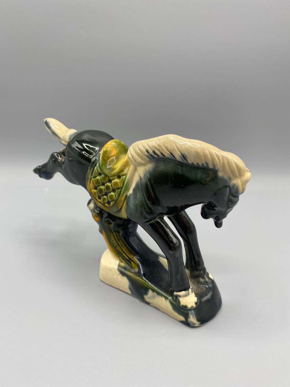 Cheval au galop céramique émaillée style Tang, vue de dos