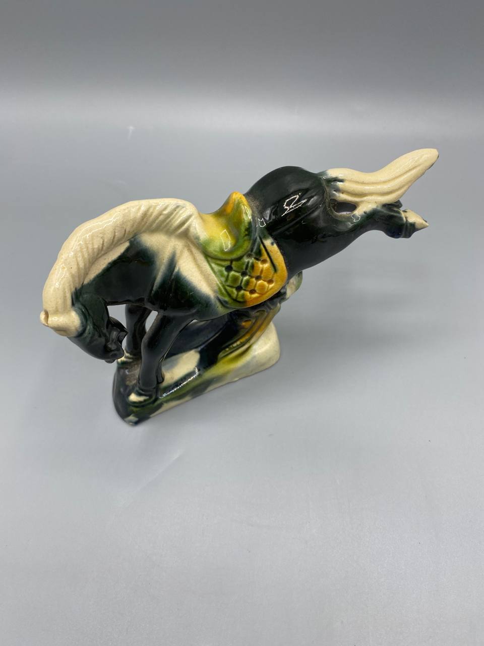 Cheval céramique Tang, vue de trois quarts