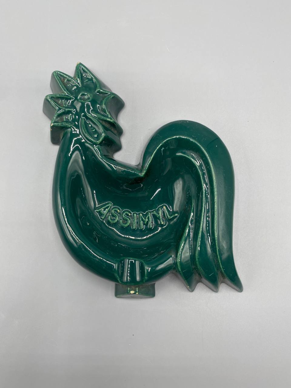 Cendrier publicitaire Assimyl coq gaulois céramique vert canard, vue de face