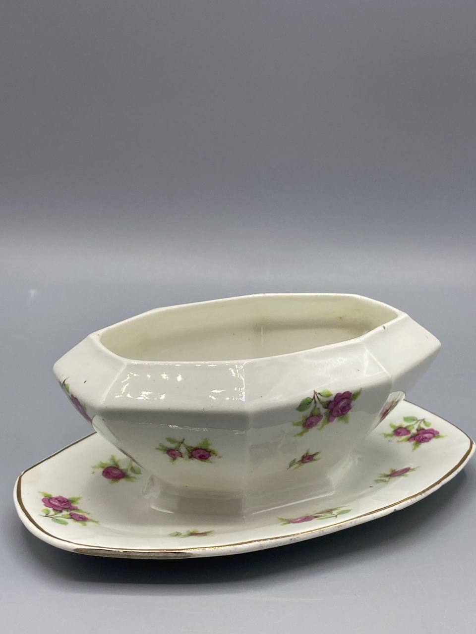 Saucière individuelle ancienne porcelaine Tchécoslovaquie décor roses – face