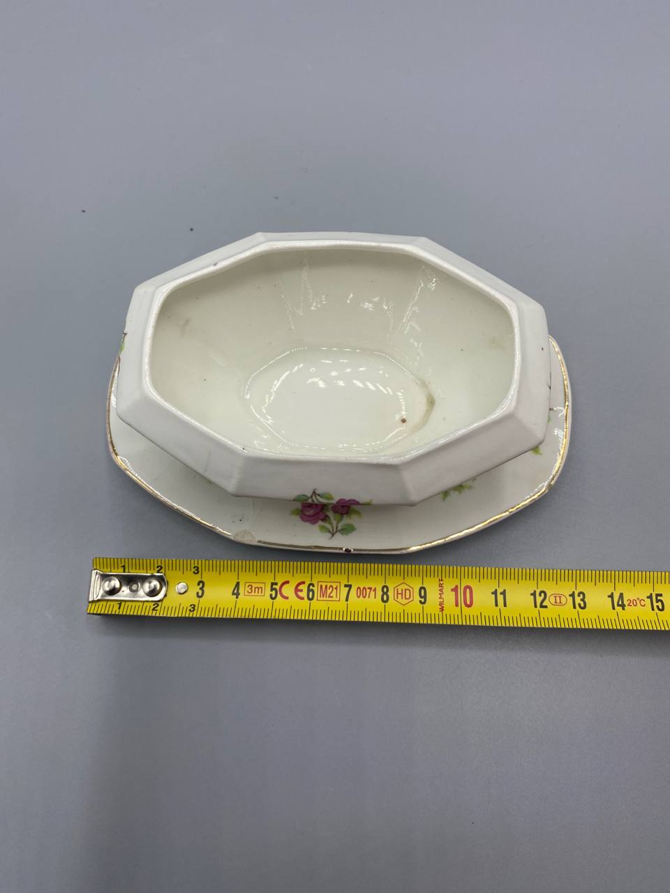 Saucière individuelle ancienne porcelaine – vue de trois quarts