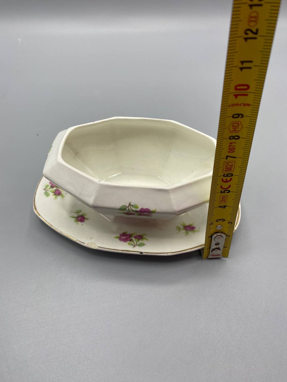 Saucière ancienne – vue de dessus avec mètre