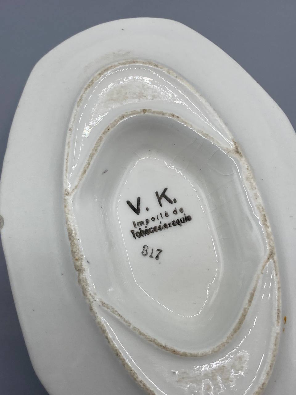 Saucière ancienne – vue de profil avec mètre