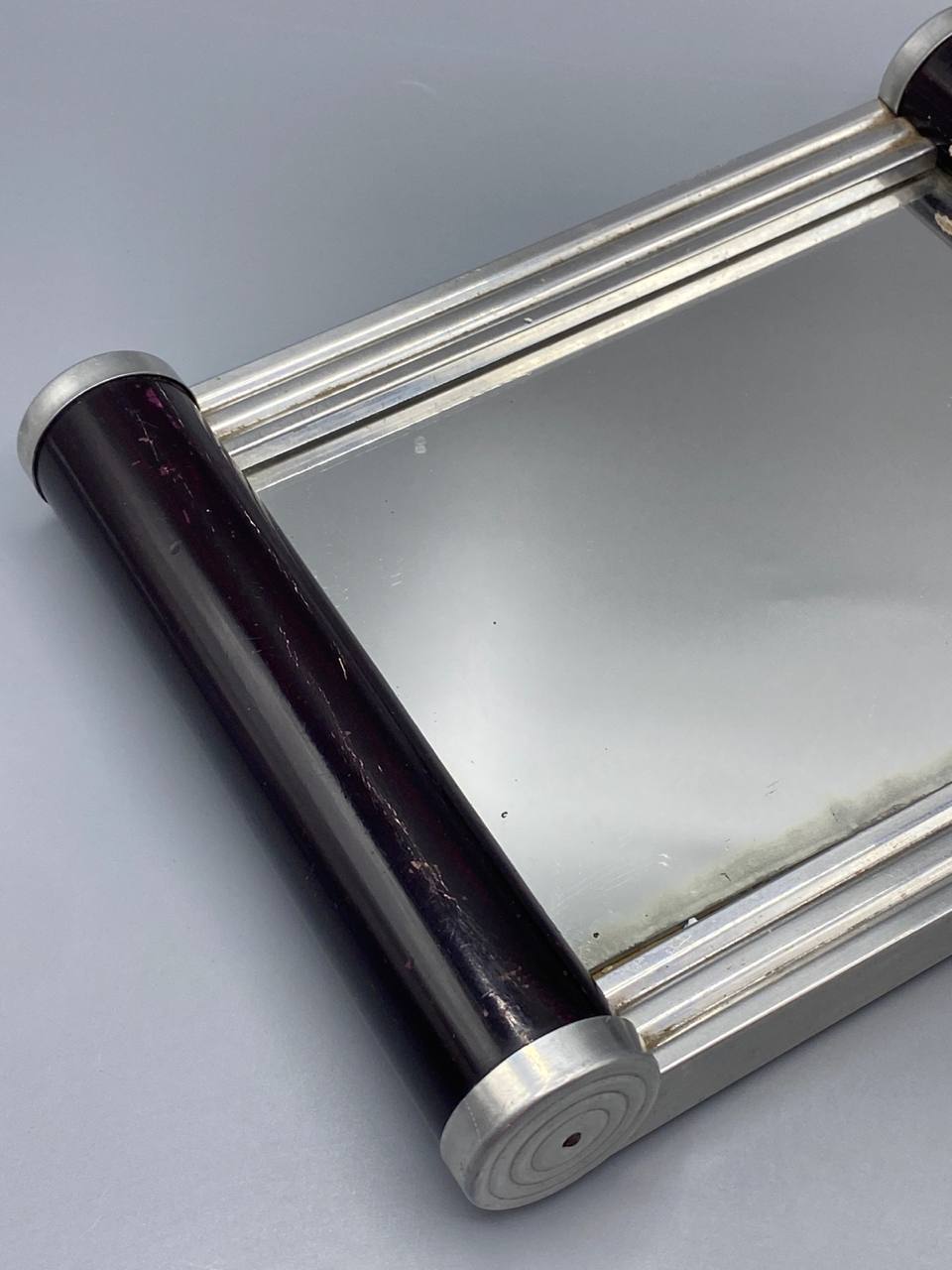 Plateau Art Déco – détail poignée bois tourné noir et moulures aluminium