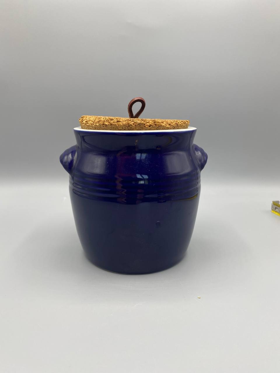 Pot faïence bleu cobalt couvercle liège – vue de face