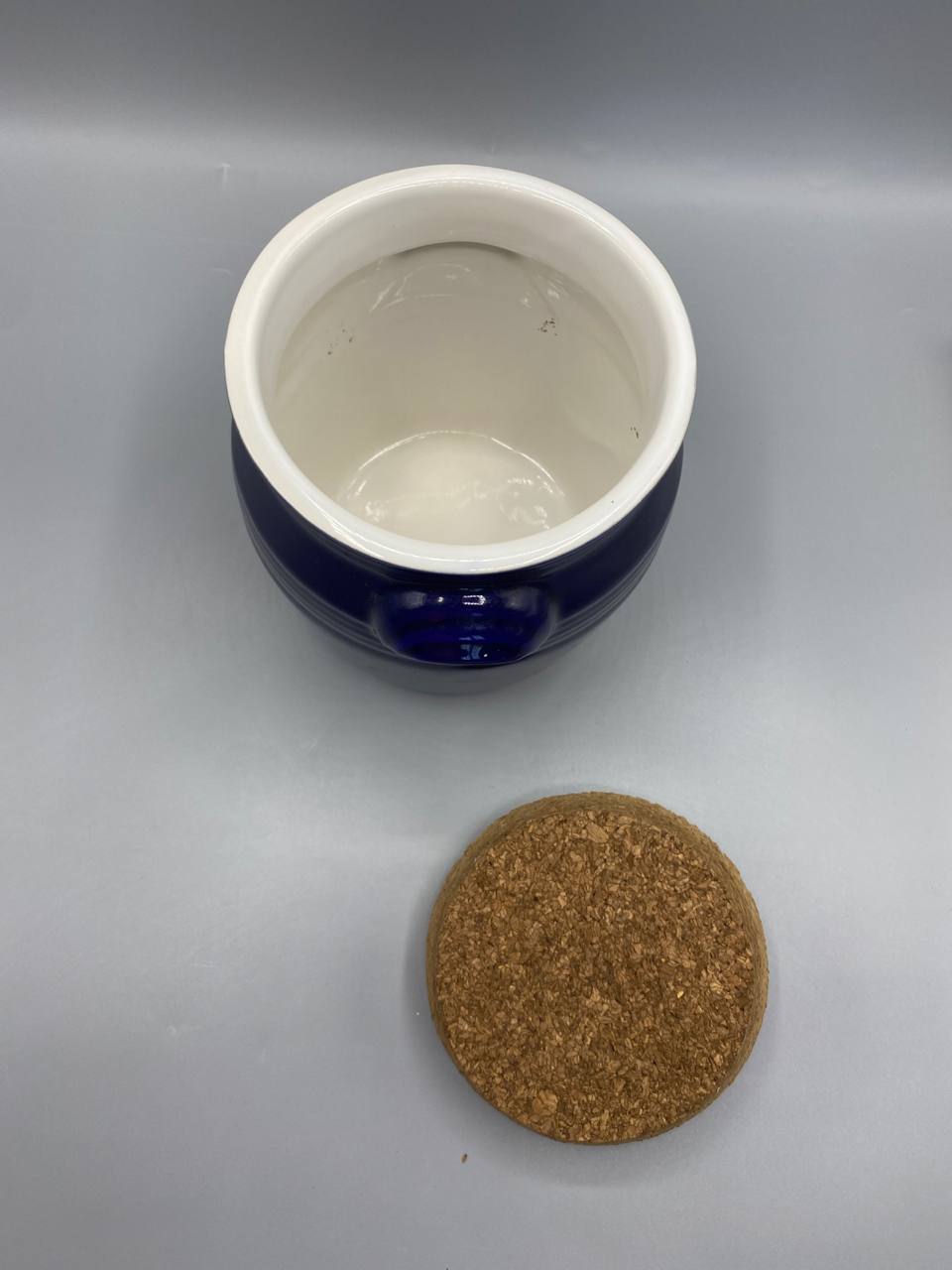 Pot faïence bleu cobalt – intérieur émaillé blanc et couvercle liège