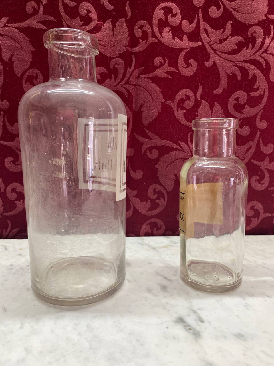 2 flacons pharmacie anciens – vue de dos