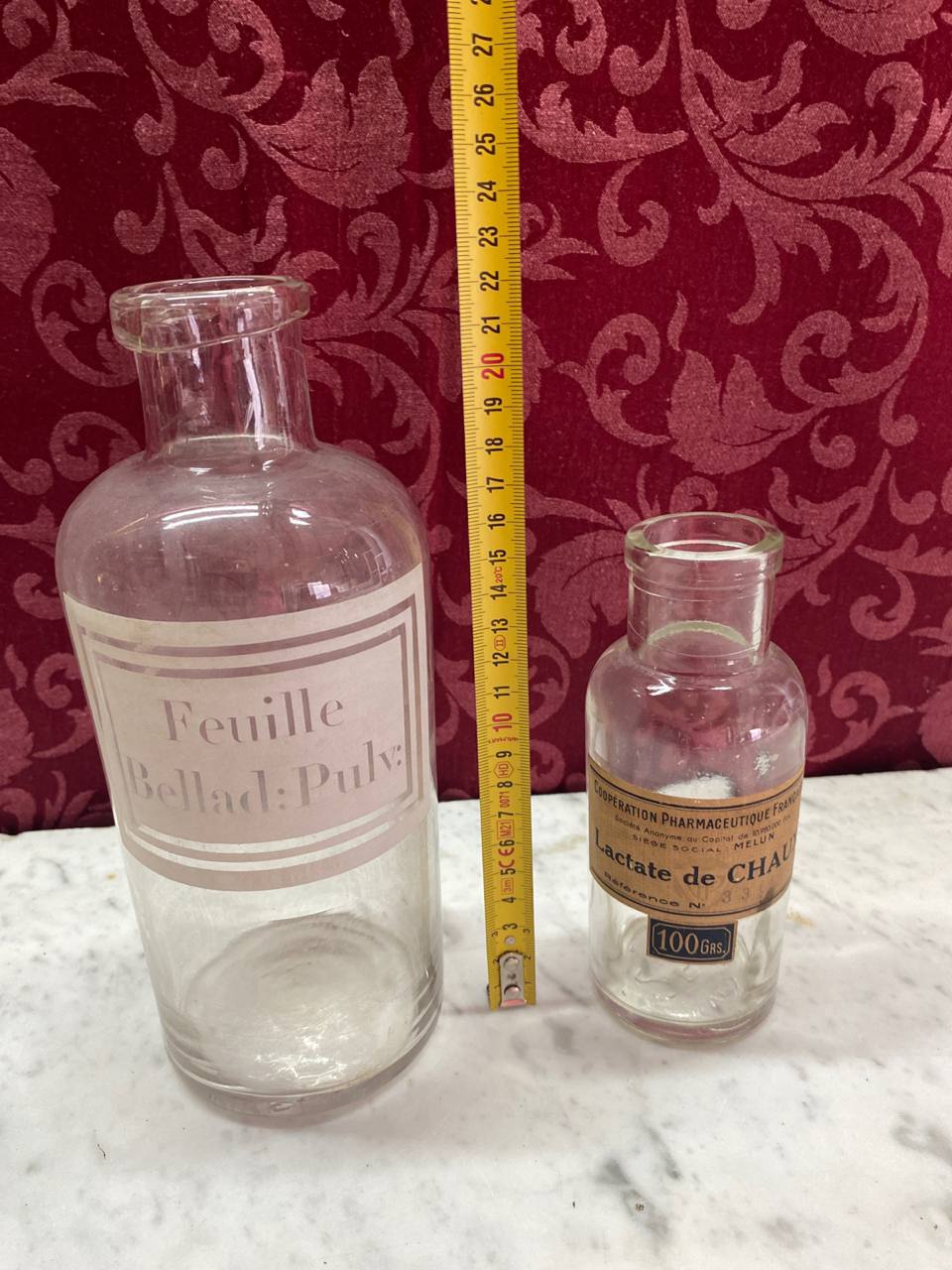 2 flacons pharmacie anciens – hauteur grand flacon environ 20 cm, petit environ 10 cm