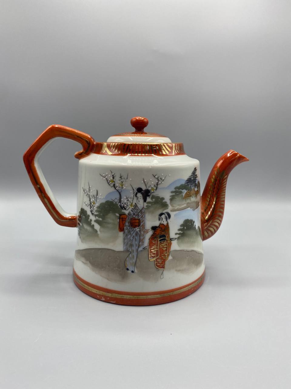 Théière Kutani porcelaine japonaise décor geishas – vue de face