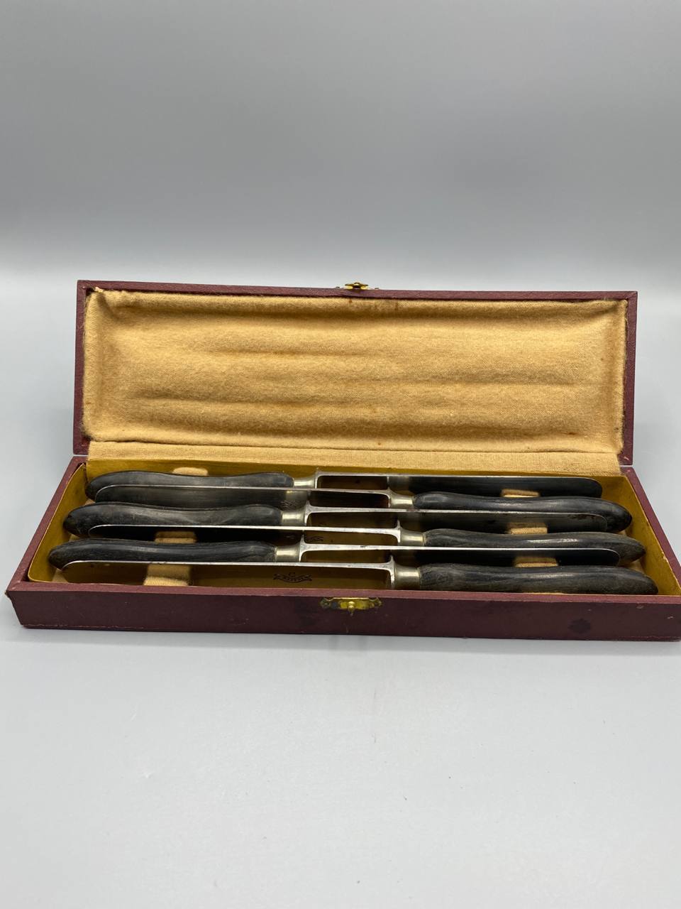 Coffret ouvert de 6 couteaux de table C. Raffin à manches en corne