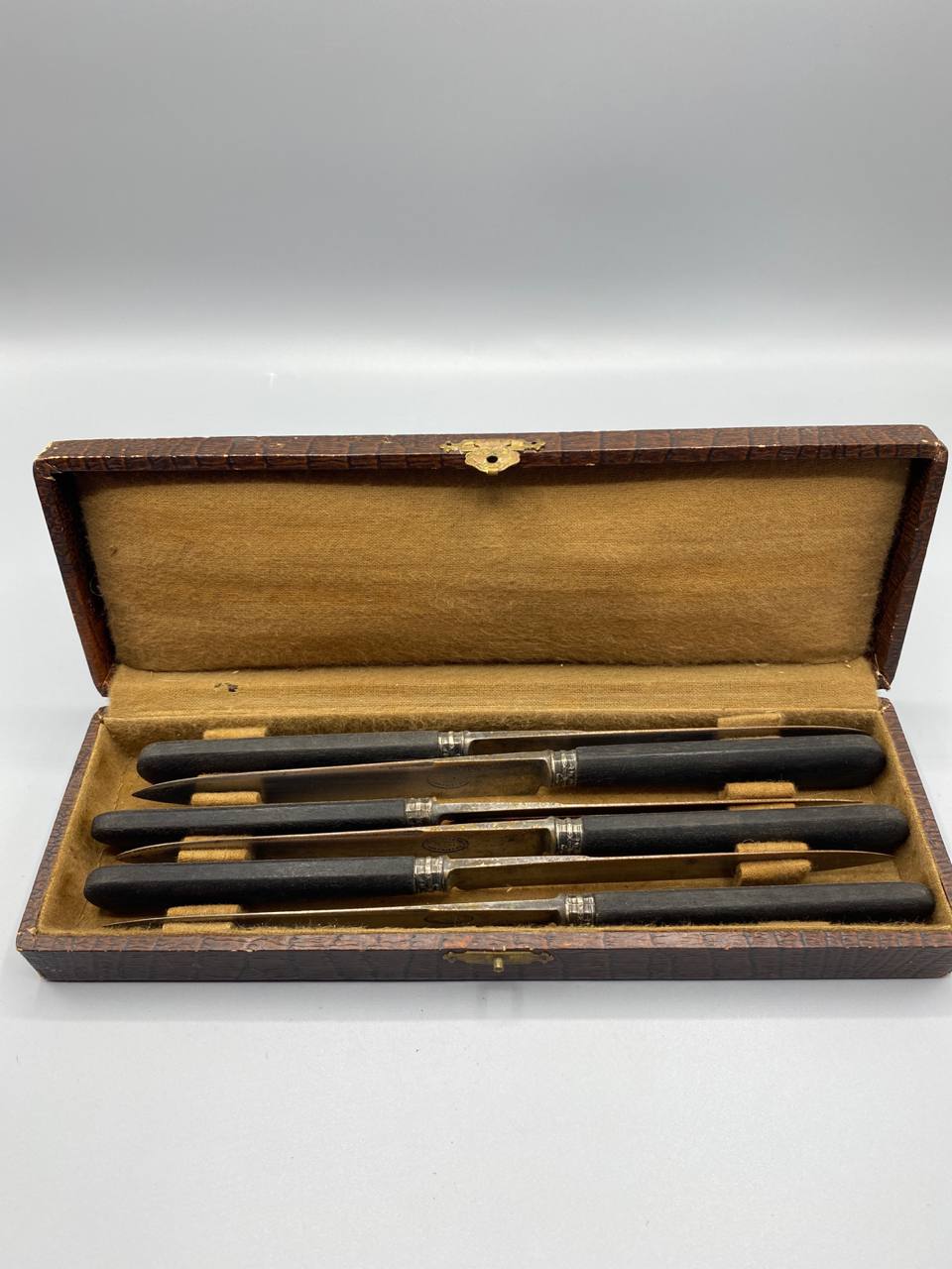 Coffret ouvert de 6 couteaux de table Coutellerie Bouffrière à manches en bois noirci