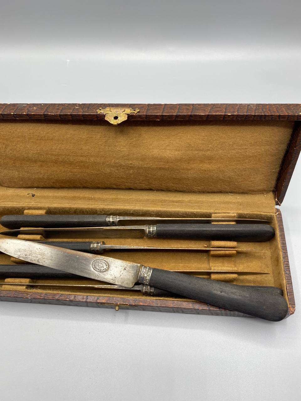Détail des couteaux dans leur coffret d'origine