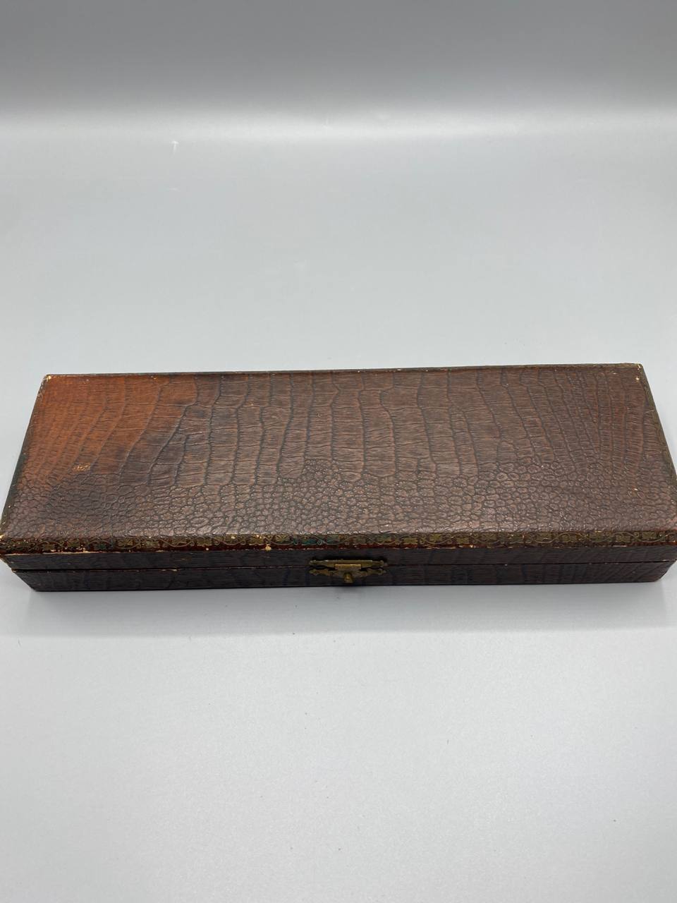Coffret fermé gainé de papier imitation crocodile
