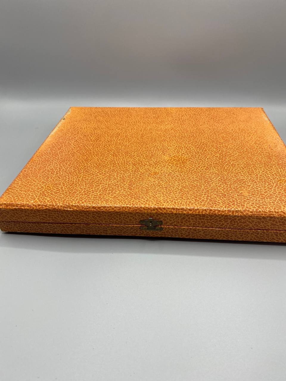Coffret fermé gainé de papier décoratif orange