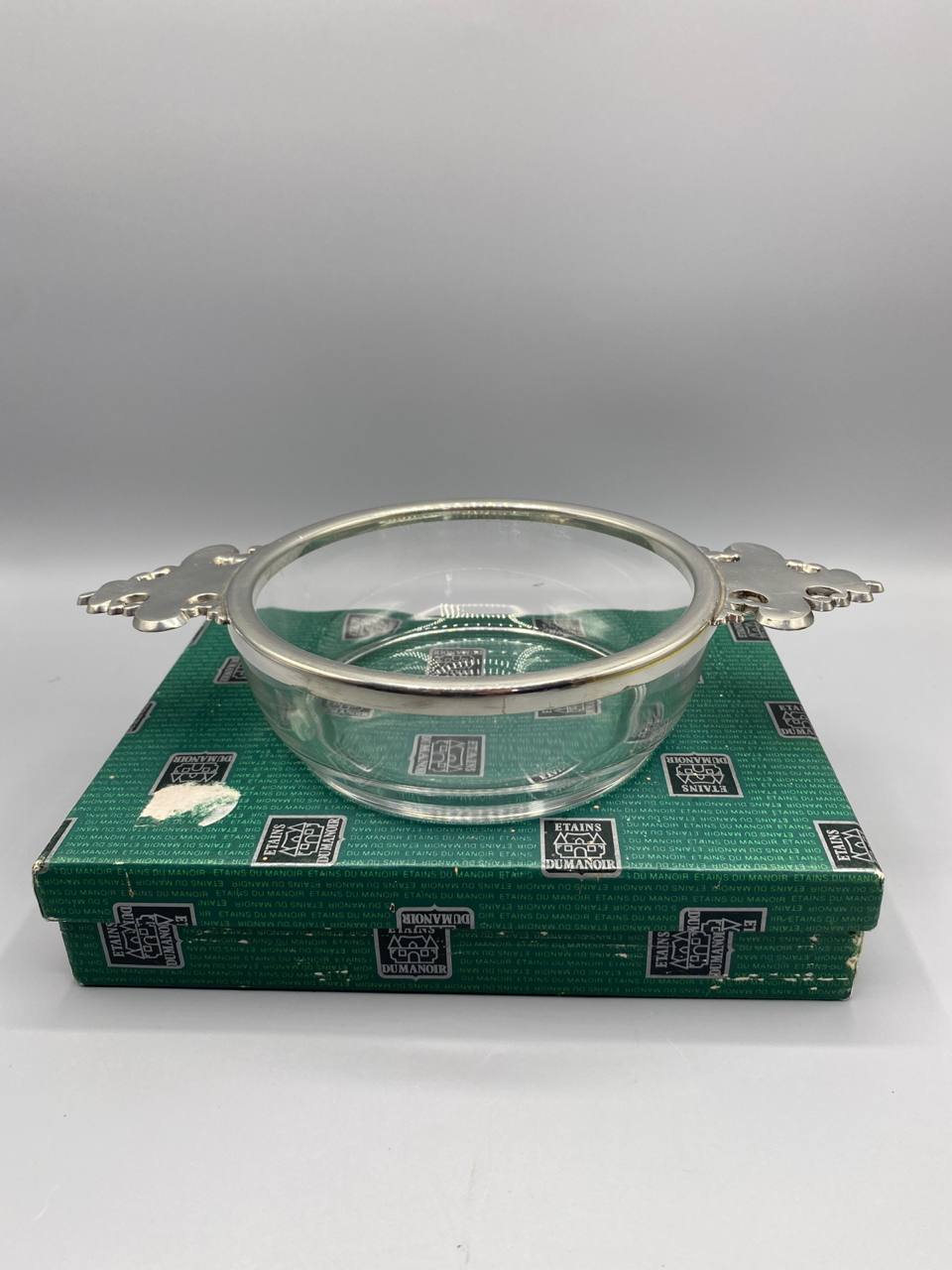 Écuelle à oreille Étains du Manoir en verre cerclé d'étain sur sa boîte