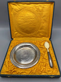 Coffret de naissance ancien avec coupe en métal argenté et cuiller en os sur satin doré