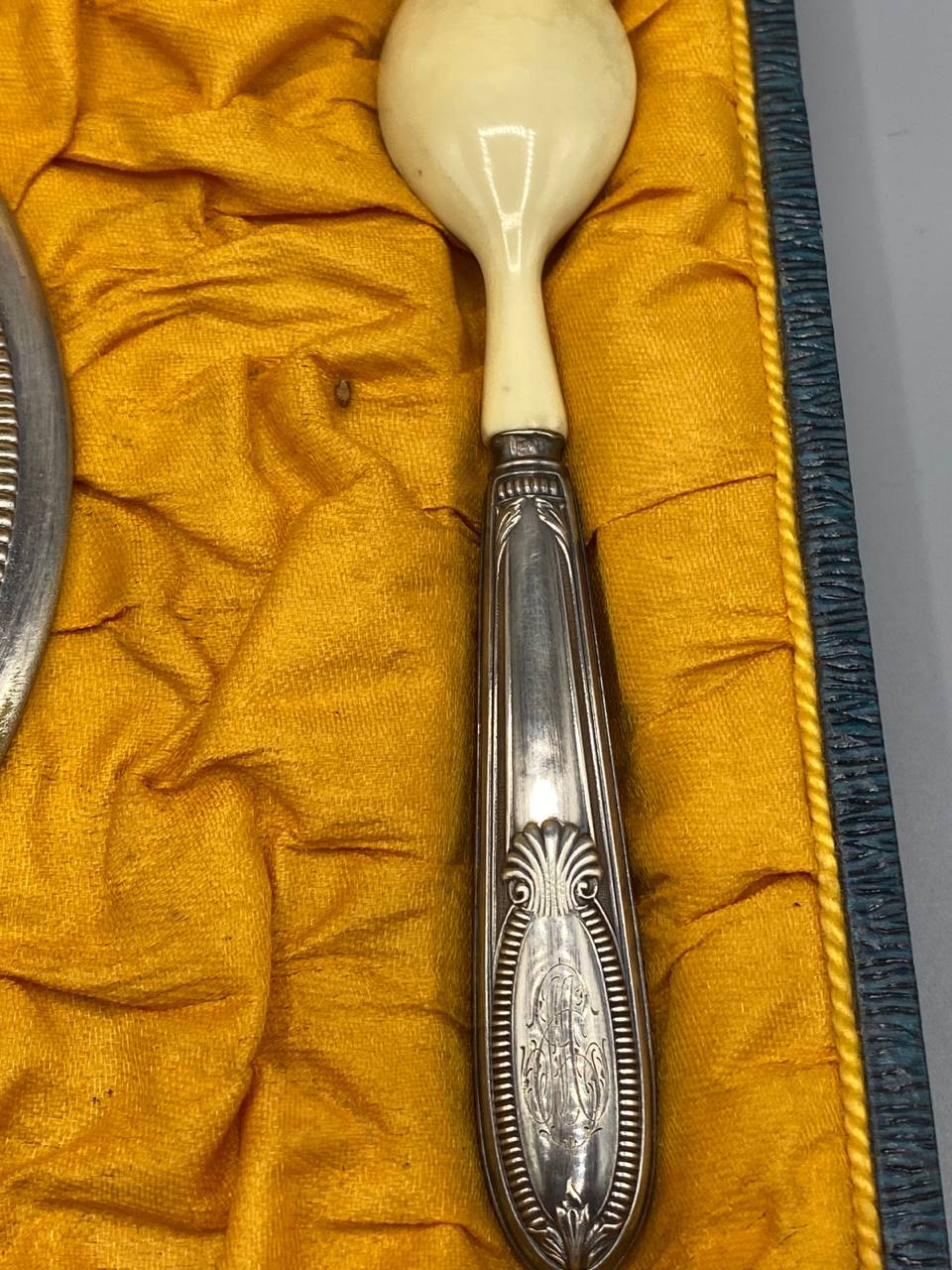 Détail du médaillon monogrammé sur le manche en argent