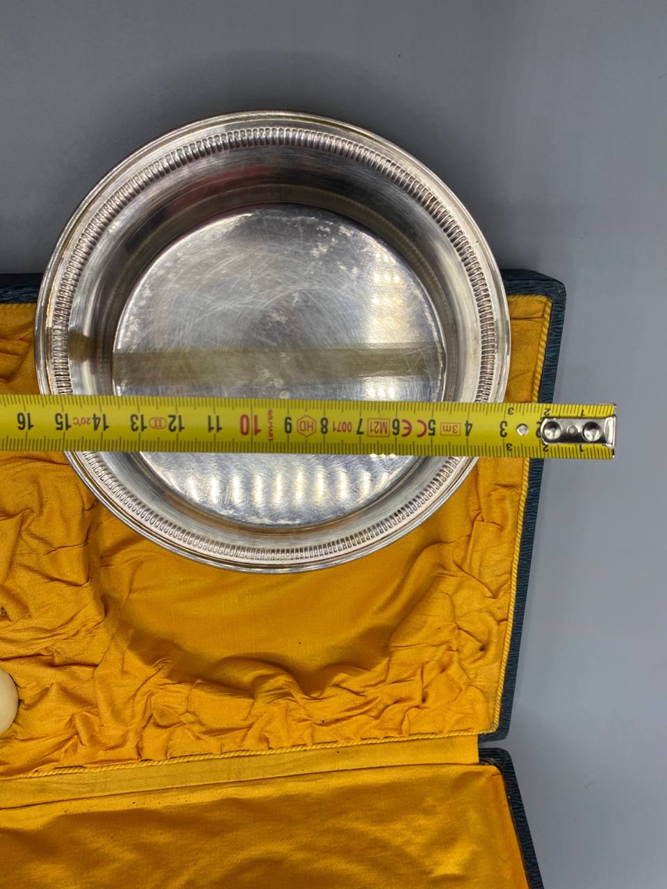 Coupe en métal argenté mesurée à environ 13 cm de diamètre