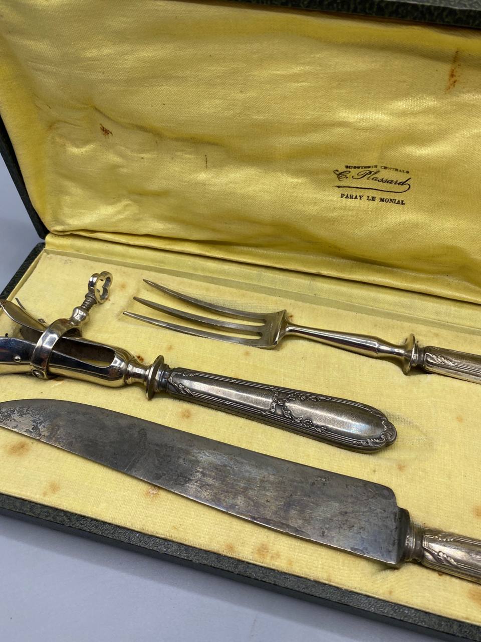 Détail des manches ciselés et du manche à gigot à système de serrage