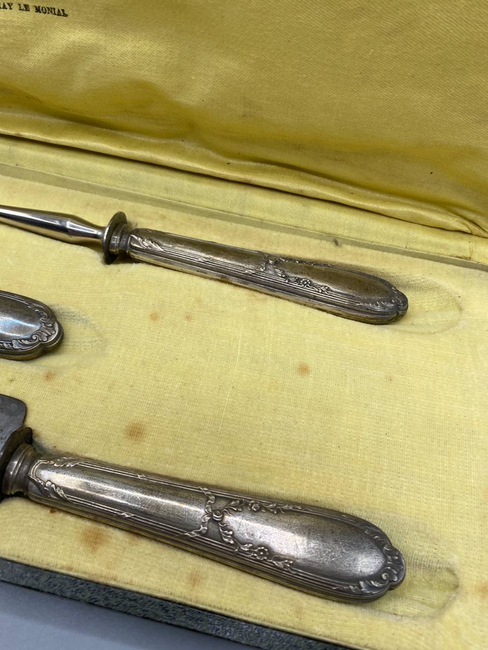 Décor Louis XVI nœuds et guirlandes sur les manches en métal argenté