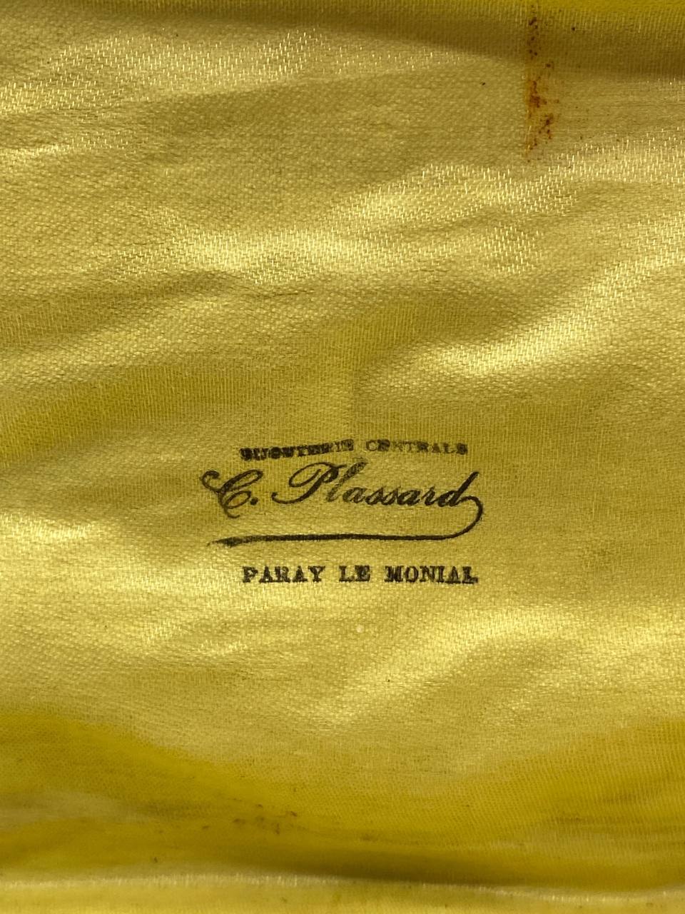 Marque C. Plassard Coutellerie Centrale Paray-le-Monial sur le satin du coffret