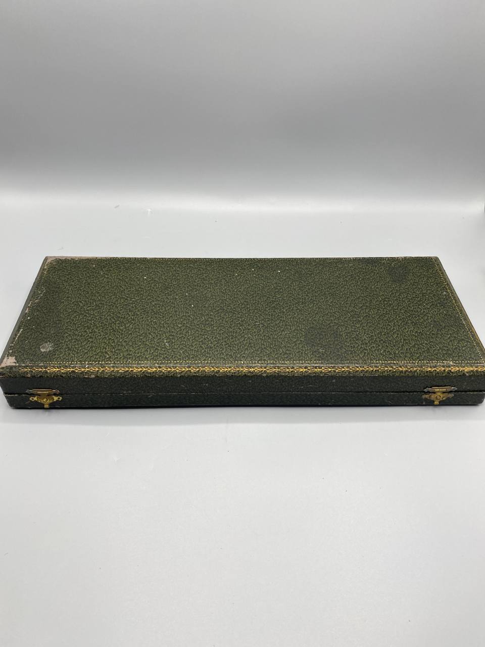 Coffret fermé gainé de vert du service à gigot Plassard
