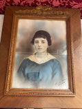 Portrait photographique ancien rehaussé à la main d'une jeune femme dans son cadre en bois sculpté